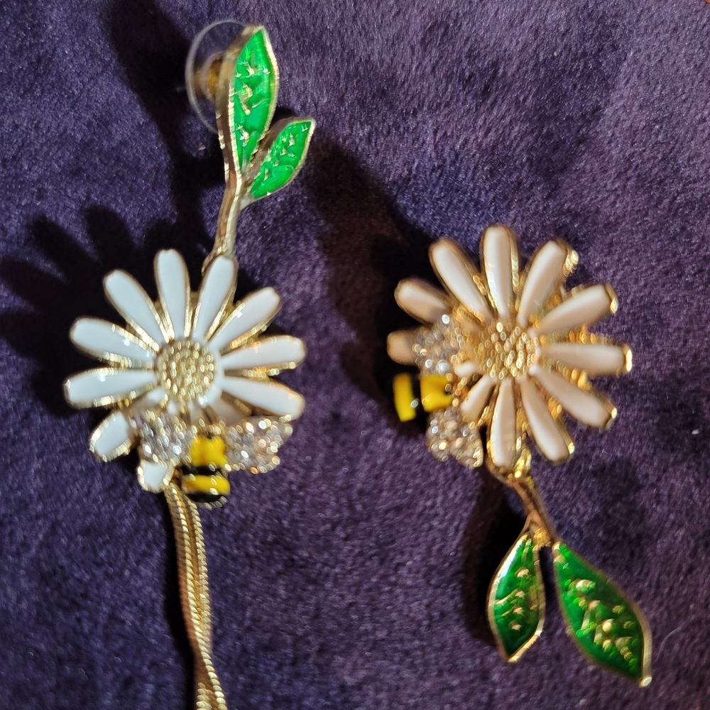 Adorable daisy & bee post earrings - Picture 5 of 5